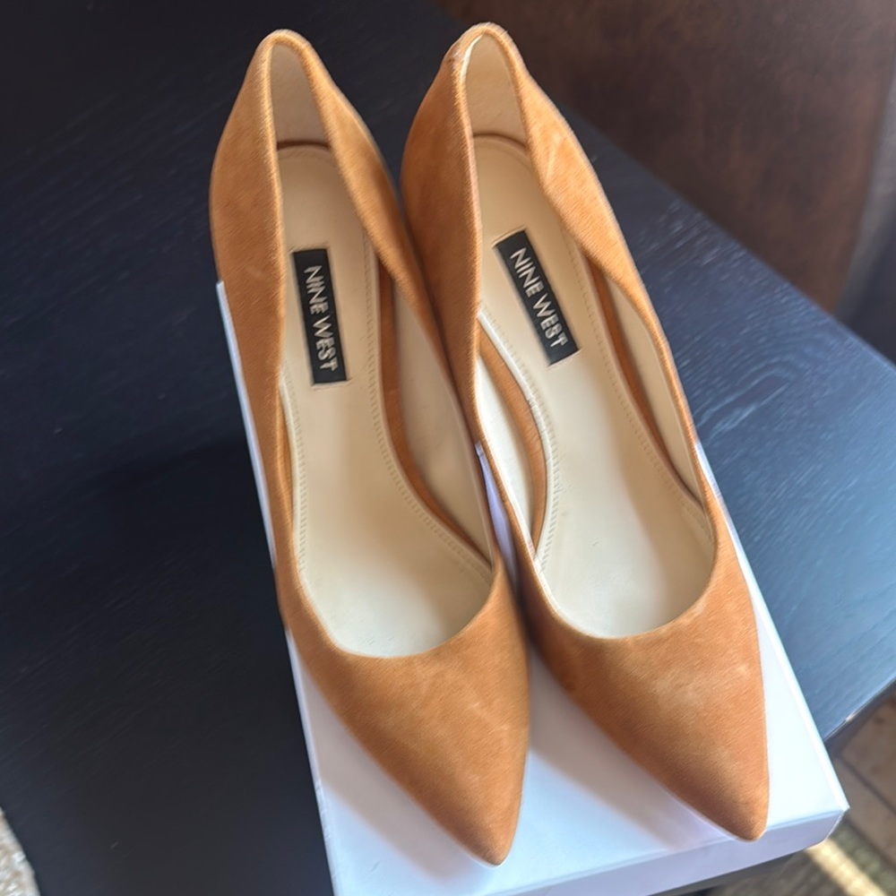 Nine West Tan Suede Heels Elegant Pointed-Toe